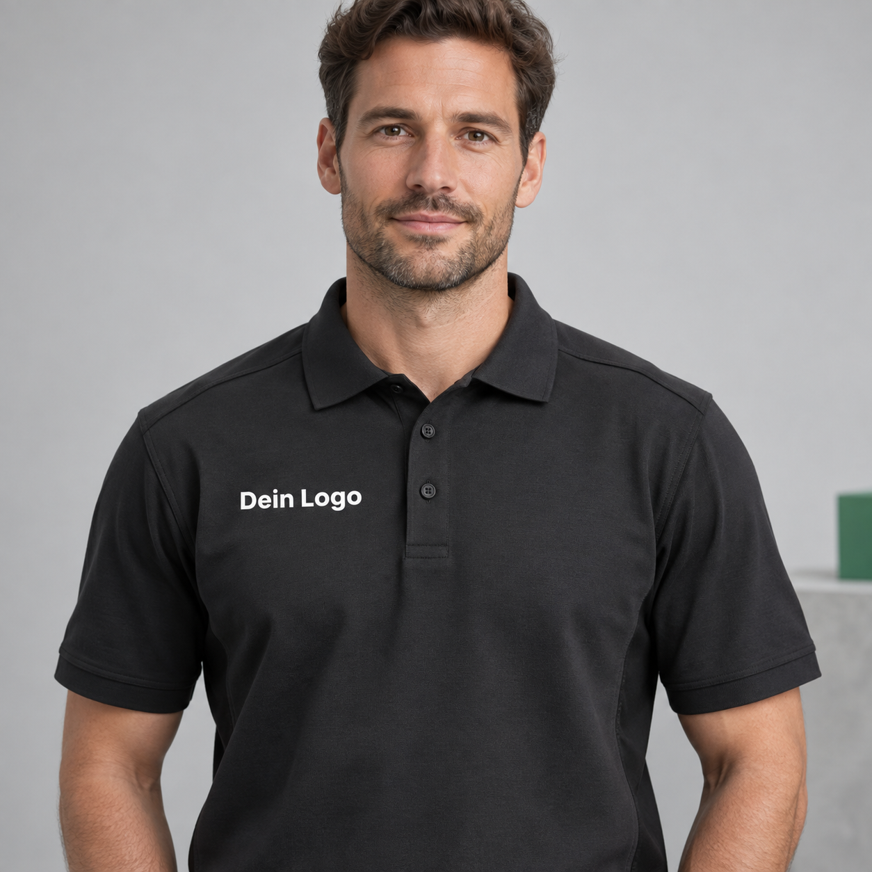 Neutrale Workwear mit „Dein Logo“ als DTF Blockout auf der rechten Brust